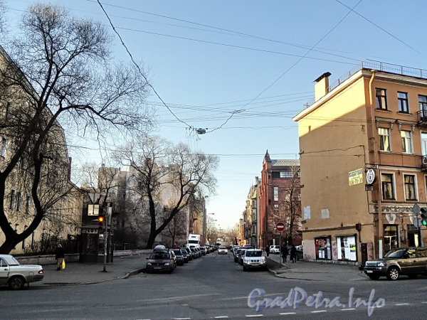 Перспектива улицы Писарева от улицы Декабристов в сторону набережной Мойки. Фото апрель 2011 г.