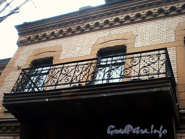 Ул. Писарева, д. 2 . Особняк В. А. Шретера. Решетка балкона. Вид со двора. Фото март 2009 г.