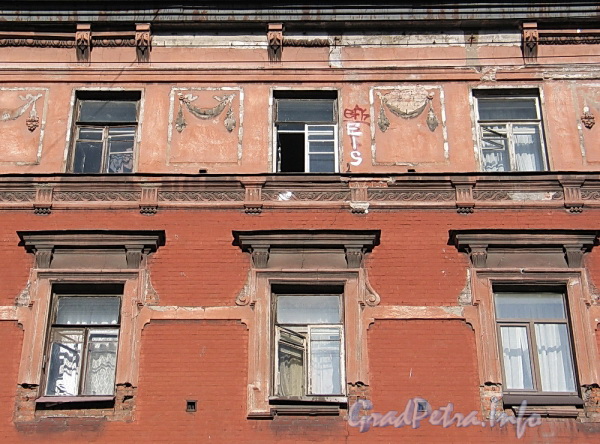 Ул. Писарева, д. 4. Фрагмент фасада. Фото апрель 2011 г.