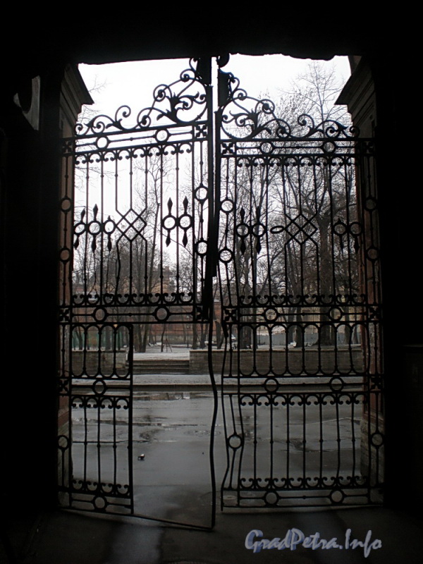 Ул. Писарева, д. 6-8. Решетка ворот. Фото март 2009 г.