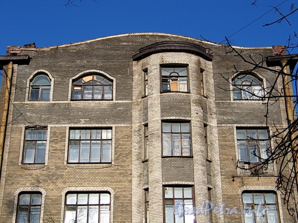 Ул. Писарева, д. 10. Фрагмент фасада. Фото апрель 2011 г.