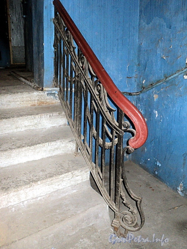 Ул. Писарева, д. 10. Ограждение лестницы. Фото апрель 2011 г.