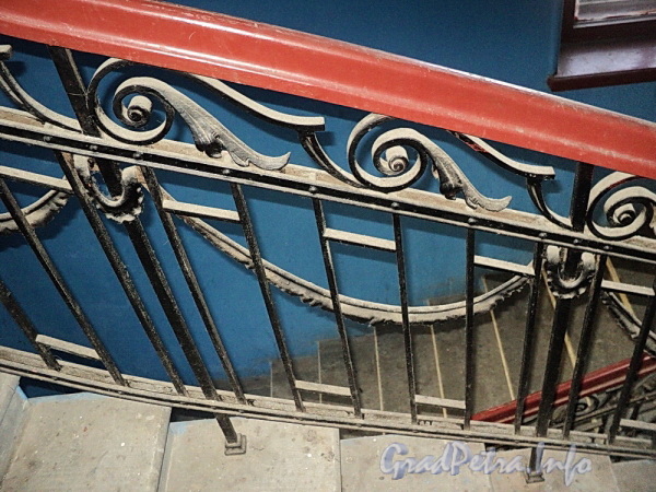 Ул. Писарева, д. 10. Фрагмент ограждения лестницы. Фото апрель 2011 г.