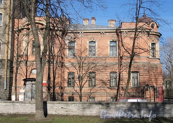 Ул. Писарева, д. 12. Фасад здания. Фото апрель 2011 г.