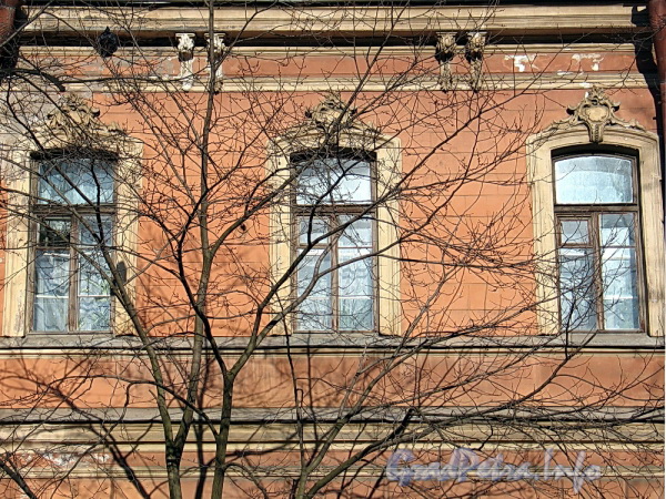 Ул. Писарева, д. 12. Фрагмент фасада. Фото апрель 2011 г.