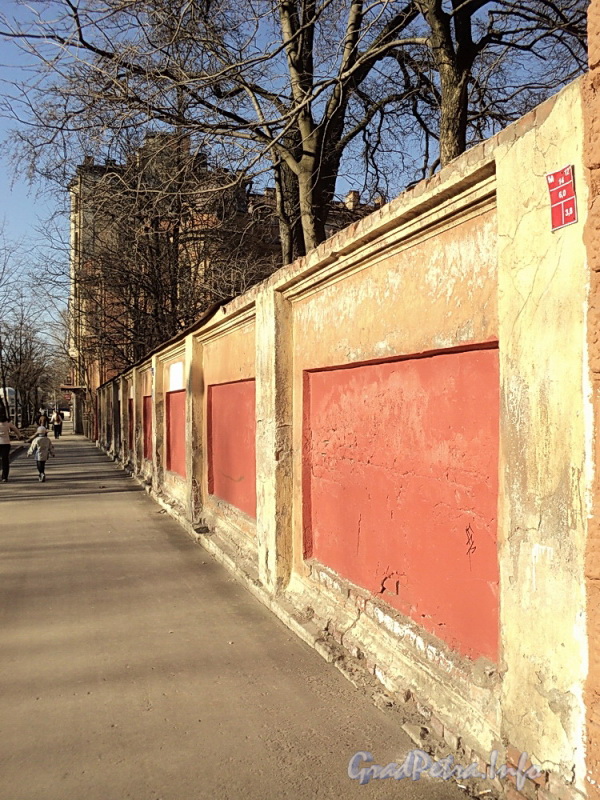 Ул. Писарева, д. 12. Ограда вдоль бывшего сада особняка. Фото апрель 2011 г.