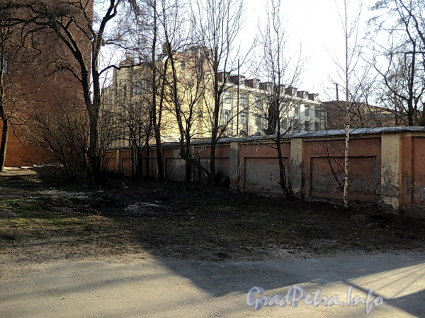 Ул. Писарева, д. 12. Ограда вдоль бывшего сада. Фото апрель 2011 г.