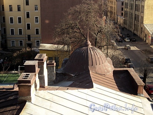 Ул. Писарева, д. 12. Башня углового эркера. Вид из дома 10 по улице Писарева. Фото апрель 2011 г.