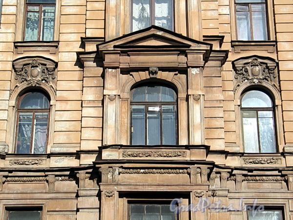 Ул. Писарева, д. 18. Фрагмент фасада. Фото апрель 2011 г.