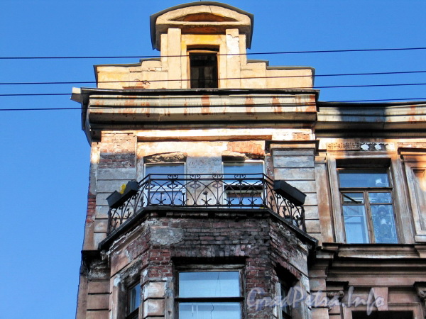 Ул. Писарева, д. 18. Фрагмент фасада левого корпуса. Фото апрель 2011 г.