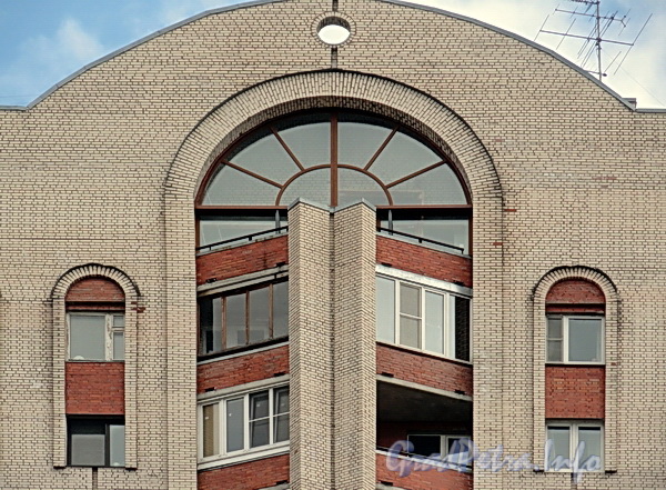 Ул. Ленсовета, д. 88. Фрагмент фасада. Фото июнь 2011 г.