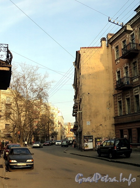 Перспектива улицы Блохина от Любанского переулка в сторону Мытнинской площади. Фото апрель 2011 г.
