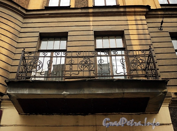 Ул. Блохина, д. 3. Ограждение балкона. Фото июнь 2010 г.