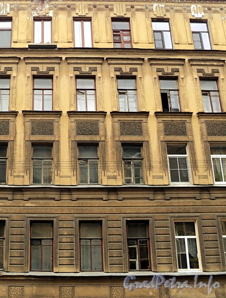 Ул. Блохина, д. 4. Фрагмент фасада. Фото июнь 2010 г.