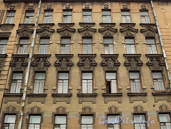 Ул. Блохина, д. 6. Фрагмент фасада. Фото июнь 2010 г.