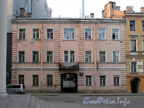 Ул. Блохина, д. 7. Фасад здания. Фото апрель 2011 г.