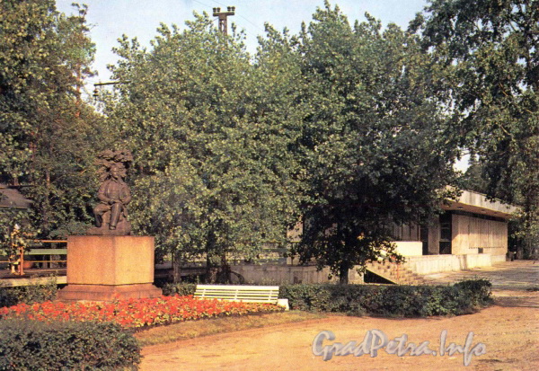 Платформа «Разлив». Фото ДЦНТИ Окт. ж. д. 1987 г. (из набора открыток «Ленинские места на Октябрьской железной дороге»)
