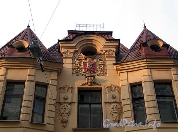 Ул. Блохина, д. 11. Фрагмент фасада. Фото апрель 2011 г.