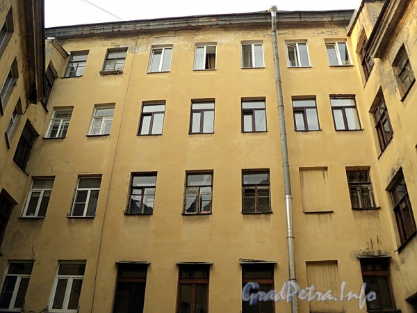 Ул. Блохина, д. 10. Фрагмент фасада лицевого корпуса. Вид со двора. Фото апрель 2011 г.