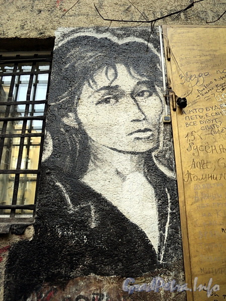 Ул. Блохина, д. 15. Настенные граффити во дворе. Фото апрель 2011 г.