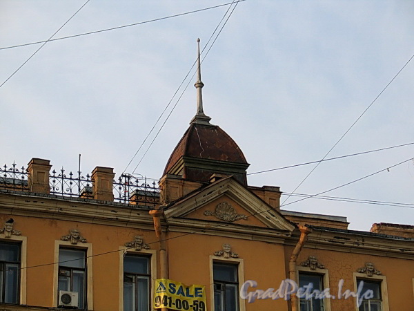 Ул. Блохина, д. 21. Башня со шпилем. Фото апрель 2011 г.