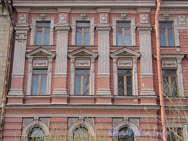 Ул. Блохина, д. 25. Фрагмент фасада. Фото апрель 2011 г.