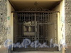 Ул. Блохина, д. 33 (правая часть). Решетка ворот. Фото апрель 2011 г.
