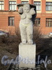 Скульптурная группа (скульптура «Кариатида») у дома 6 по Тульской улице. Фото апрель 2011 г.