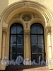 Мал. Конюшенная ул., д. 1. Шведская церковь св. Екатерины. Арочное окно. Фото август 2011 г.