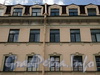 Мал. Конюшенная ул., д. 5 (левая часть). Фрагмент фасада. Фото июнь 2010 г.