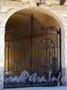 Мал. Конюшенная ул., д. 10. Решетка ворот. Фото август 2011 г.