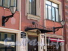 Мал. Конюшенная ул., д. 14. Козырек над главным входом и фонари. Фото август 2011 г.