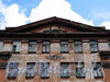 Ул. Шкапина, д. 42. Лицевой корпус. Фрагмент фасада. Фото сентябрь 2011 г.