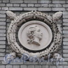 Ул. Победы, д. 10. Средняя школа № 594. Медальон на здание школы. Фото ноябрь 2011 года.