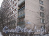 Ул. Пионерстроя, дом 20 / пр. Ветеранов, дом 157. Фрагмент фасада жилого дома. Фото январь 2012 г.