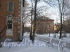 Слева - дом 19 корпус 1 по ул. Пограничника Гарькавого и табличка с номером дома на нём, справа - дом 18 корпус 3 по 2-ой Комсомольской ул. Фото февраль 2012 г.