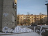 Ковалевская ул. дом 25. Фрагмент фасада и вид на дом 18 по Камышинской ул. (справа вдали). Фото февраль 2012 г.