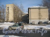 Общий вид дома 13 по ул. Лазо (справа). Слева виден дом 37, корпус 1 по Ириновскому пр. Фото февраль 2012 г.