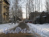 Проезд от Ковалёвской ул. между домами 19 (справа) и 21 (слева) к Беломорской ул. Справа на заднем плане дом 24 по Беломорской ул. Фото февраль 2012 г.