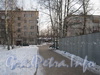Проход от трамвайного кольца к Ковалёвской ул. между домами 18 корпус 2 (справа) и 22 корпус 2 (слева). Фото февраль 2012 г.