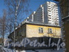 Контрасты Санкт-Петербурга. Старый 2-этажный дом (19 корпус 5) на фоне новостройки (21 корпус 2). Фото февраль 2012 г.
