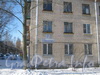 Ул. Тамбасова, дом 23, корп. 5. Табличка с номером дома и часть фасада. Фото февраль 2012 г.