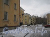 Ул. Белоусова, дом 27 (слева) и дом 29 (в центре). Вид со стороны двора. Фото февраль 2012 г.