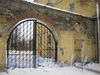 Ул. Белоусова, дом 15. Ворота дома со стороны ул. Белоусова. Фото февраль 2012 г.