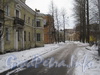 Проезд во двор между домами 31, корп. 1 (слева) и 29 по Севастопольской ул. Фото февраль 2012 г.