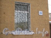 Севастопольская ул., дом 34.  Фрагмент фасада жилого дома со стороны Севастопольской ул. Фото февраль 2012 г.