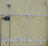 Оборонная ул., дом 22. Камера видеонаблюдения, фонарь и табличка с номером на стене дома. Фото февраль 2012 г.