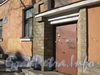 Тракторная ул., дом 9. Фрагмент фасада со стороны Тракторной улицы и дверь запасного выхода из парадной. Фото март 2012 г.