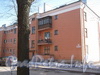 Тракторная ул., дом 7. Фрагмент фасада дома со стороны Тракторной улицы и табличка с его номером. Фото март 2012 г.