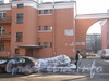 Тракторная ул., дом 3. Фрагмент фасада жилого дома со стороны двора и таблички с номером дома. Фото март 2012 г.